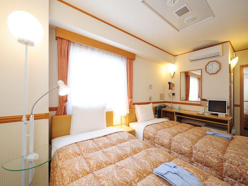 Toyoko Inn Okayama Eki Nishi Guchi Hiroba Exterior photo